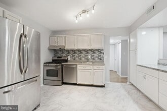 Building Photo - 1635 Parkcrest Cir