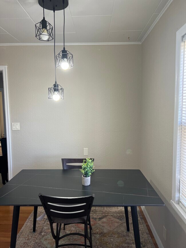 Dining room, 1 - 710 11th Ave E