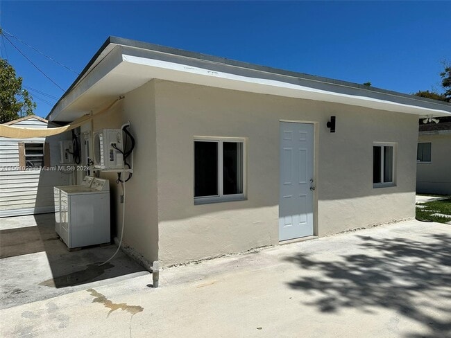 Foto del edificio - 21900 Old Cutler Rd