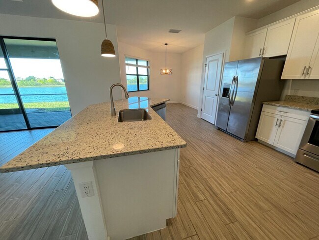 Foto del edificio - ANNUAL RENTAL - 4 BED / 2 BATH / 3 CAR GAR...