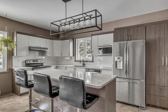 Building Photo - 2391 Boul Laurier