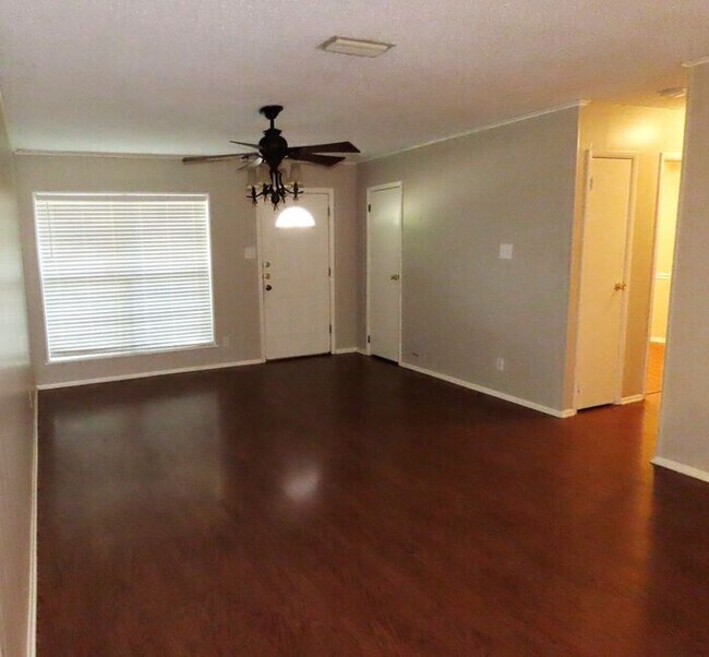 Building Photo - Cozy 3 Bedroom, 2 Bath Home w/Fenced Yard