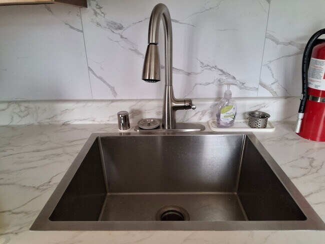 Foto del edificio - Move-in Ready Furnished Apartment