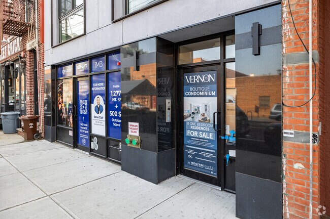 Building Photo - 4640 Vernon Blvd