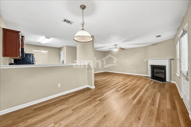 Foto del edificio - 369 Hidden Creek Ln