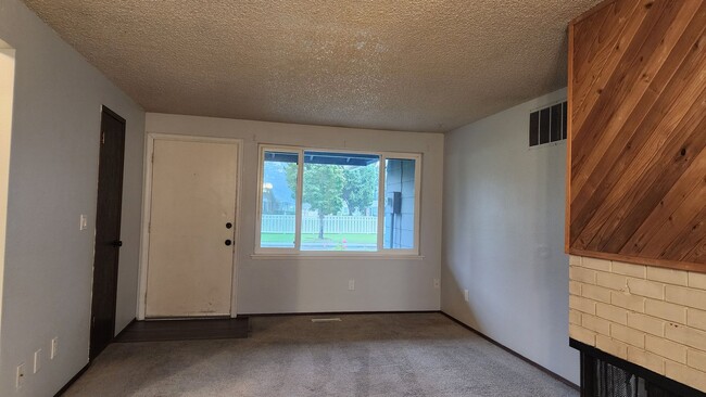 Building Photo - 8609-8611-8611 Onyx Dr SW