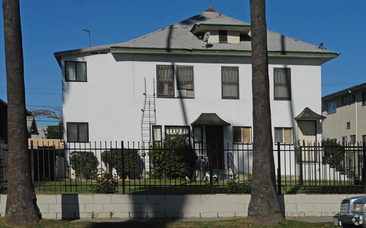 Foto del edificio - 611 Los Robles Ave