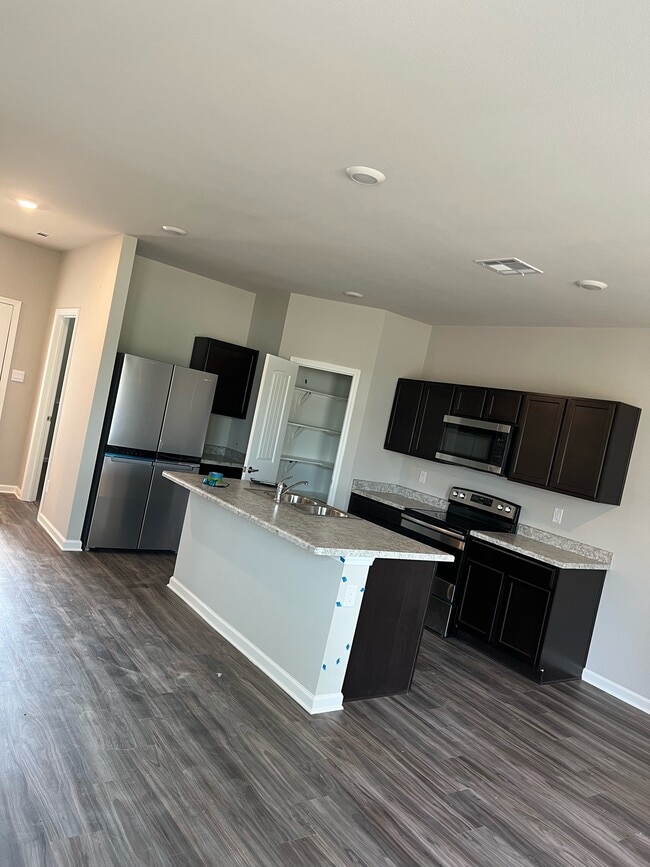 Building Photo - 48521 Red Fox Dr