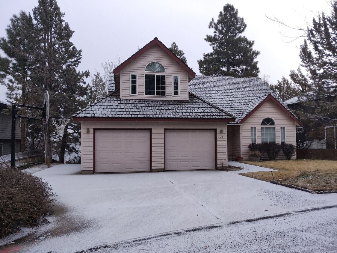 Foto principal - Spacious and charming, this two-story 4 be...