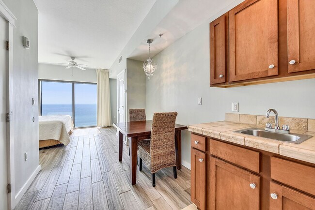 Foto del edificio - 15100 Front Beach Rd