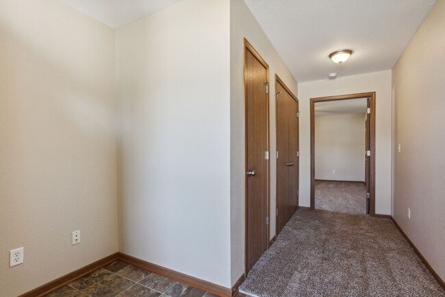Building Photo - Spacious two story 3 Bedroom, 2 Baths in G...