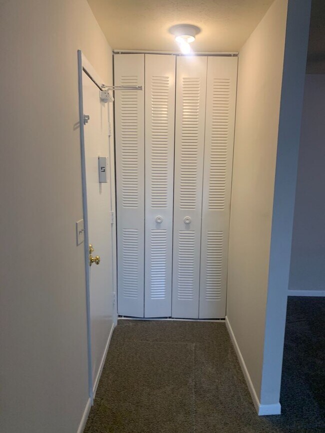 Building Photo - Modern Conveniences & Entertainment, All W...