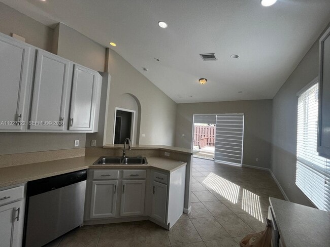 Building Photo - 2219 Portofino Ave