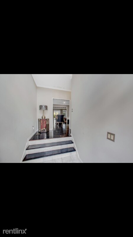 Building Photo - 3 br, 3.5 bath Townhome - 2540 OAKWOOD WAY SE