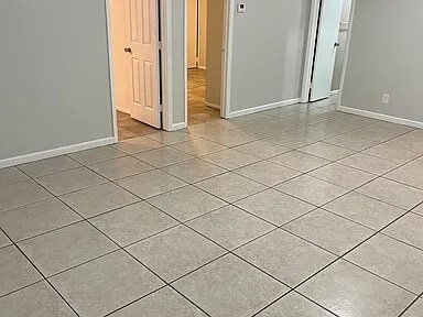 Building Photo - 552 Holly Dr