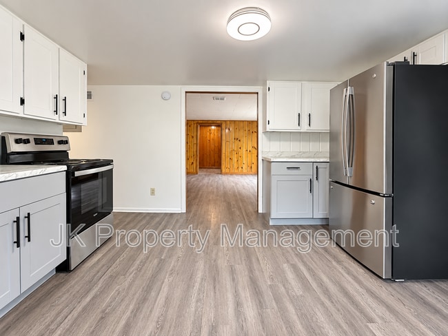 Building Photo - 720 9th Ave SW