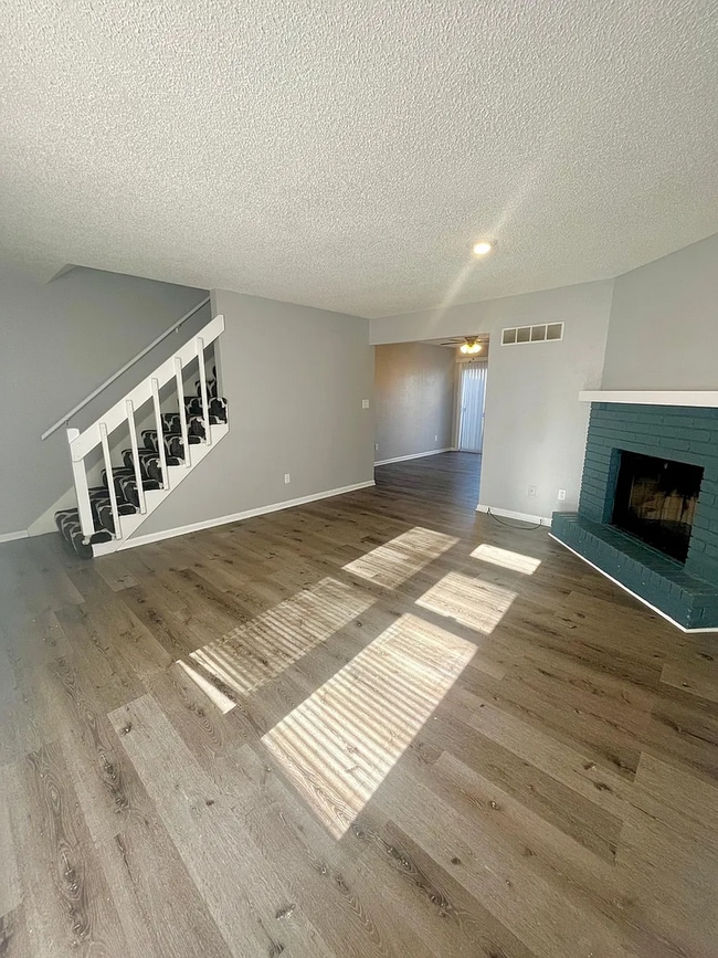Building Photo - 401-407 NE Highland Ln