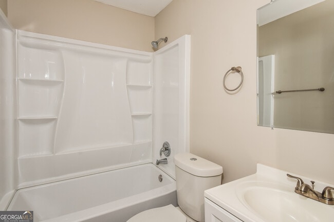 Building Photo - 598 Oakside Dr SW