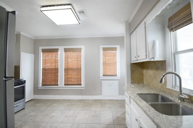 Foto del edificio - 407 N Chappell Hill St