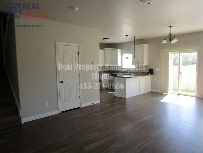 Building Photo - 3 bed 2.5 bath townhome in Fox Run