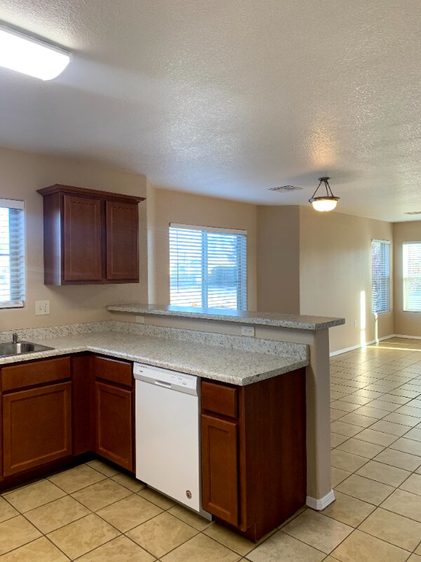 6345 Reynolds Dr Unit D15, Las Cruces, NM 88011 Room for Rent in Las
