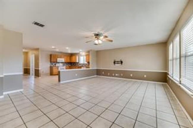 Building Photo - Freshly Updated 3 bedroom spacious beauty!!