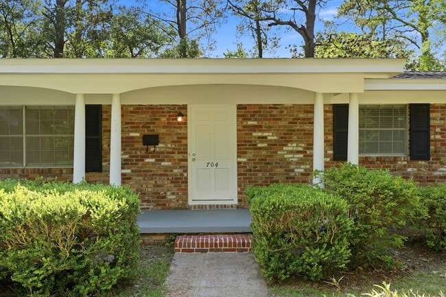 Building Photo - 704 Hillcrest St