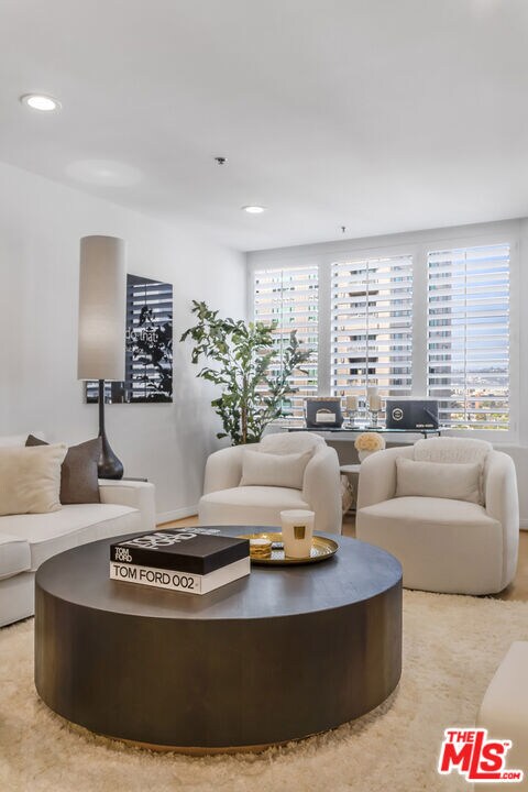 Foto del edificio - 10724 Wilshire Blvd