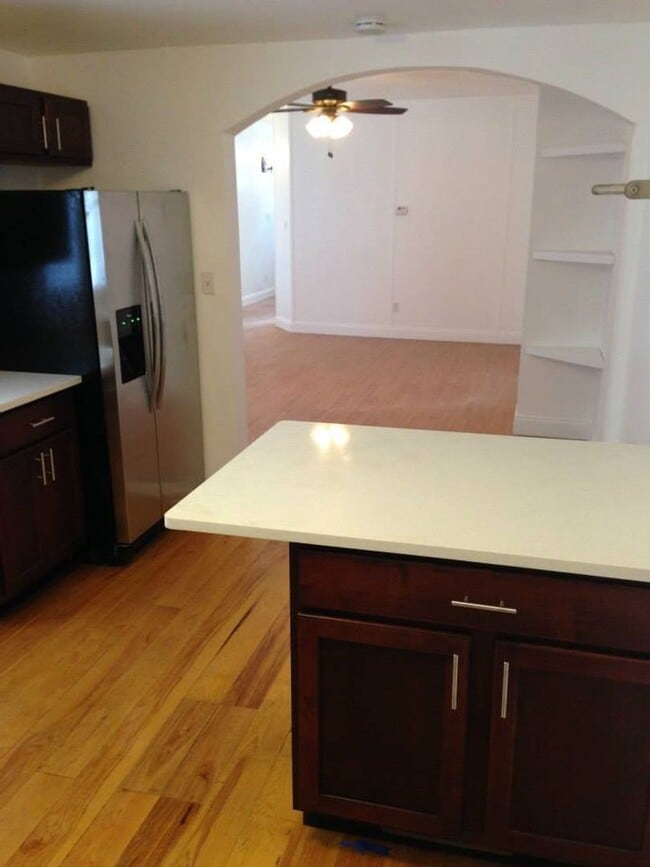 Building Photo - Cozy Home - South Side