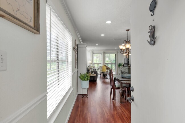 Building Photo - 3900 Aspen Dr