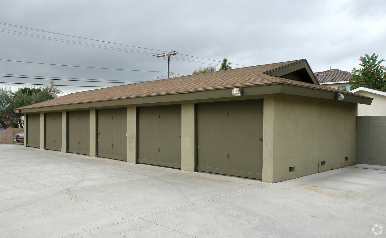 Building Photo - 2619 Santa Ana Ave