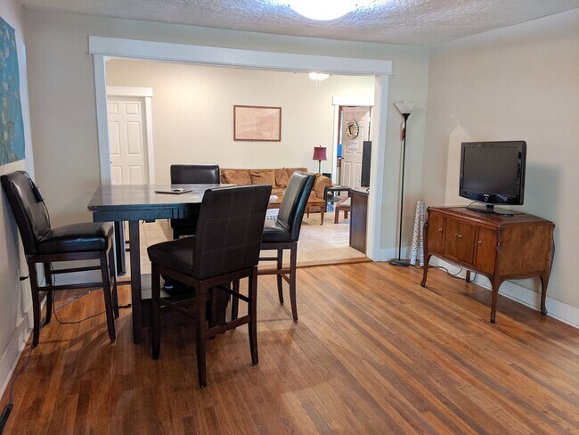 Foto del edificio - AUGUST 2025 PRE-LEASE! Charming 4 Bed, 3 B...