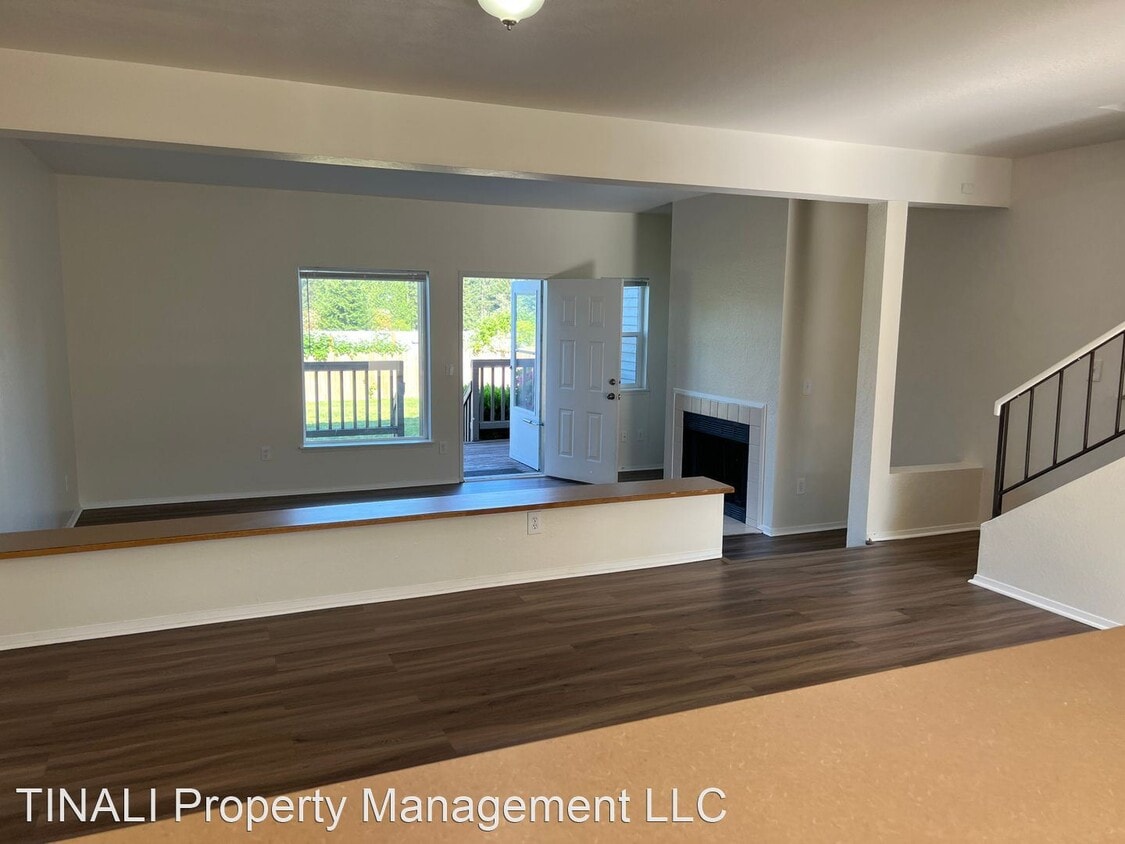 Primary Photo - 2 br, 1.5 bath House - 139 Union Ave NE #2