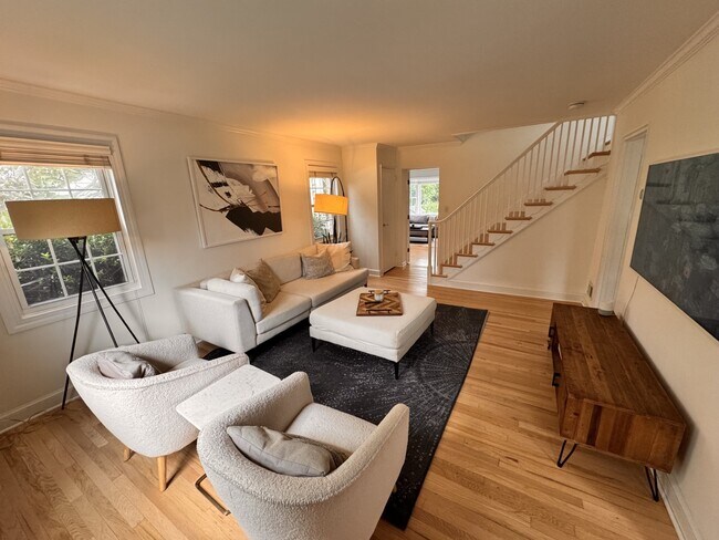 Foto del edificio - 10404 Ewell Ave