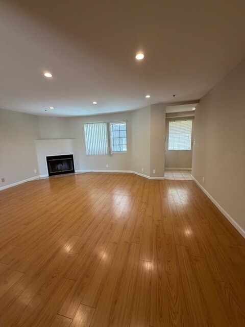 Foto del edificio - 1018 Thompson Ave