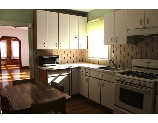 Building Photo - 211 Elm St