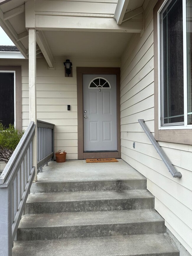 Building Photo - Sunny 3 Bedroom, 2 full bath w/Solar and B...