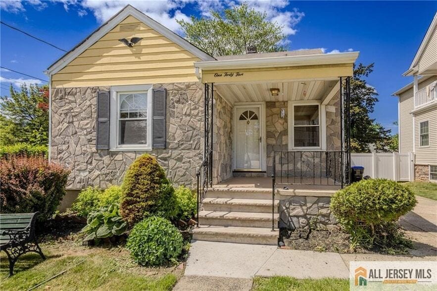 Primary Photo - 145 Willow St