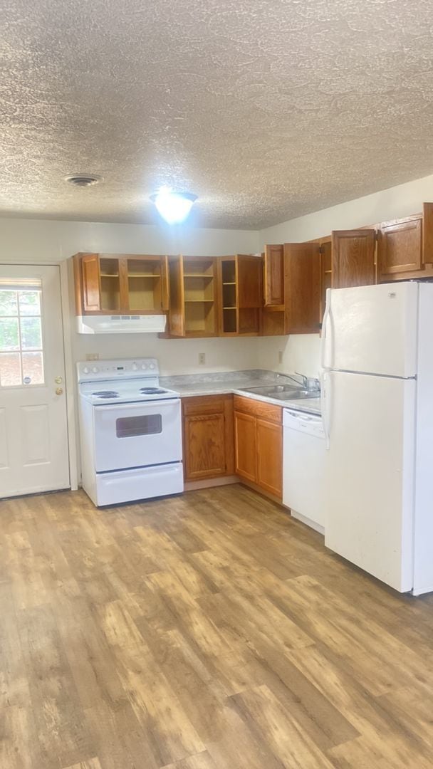 Building Photo - Three Bedroom Apartment Available NOW in C...
