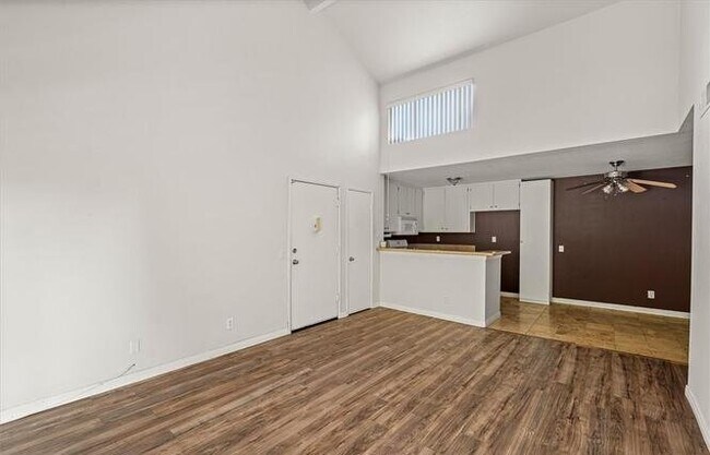 Foto del edificio - "Charming 1-Bedroom Condo in Santa Clarita...