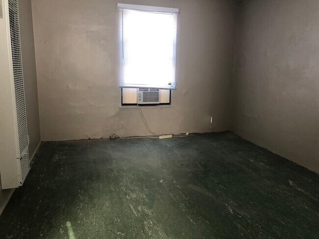 Building Photo - 458 College Dr