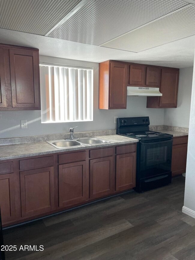 Foto del edificio - 2301 N 28th St