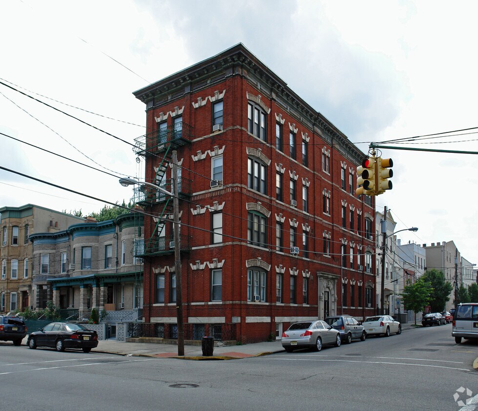 Building Photo - 401 21st St