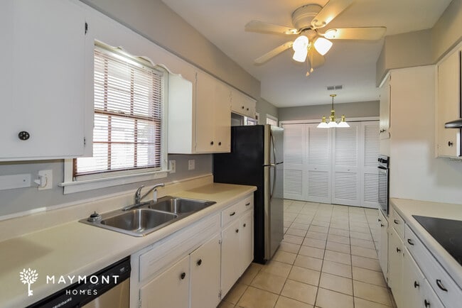 Building Photo - Don't Miss This Montgomery Gem