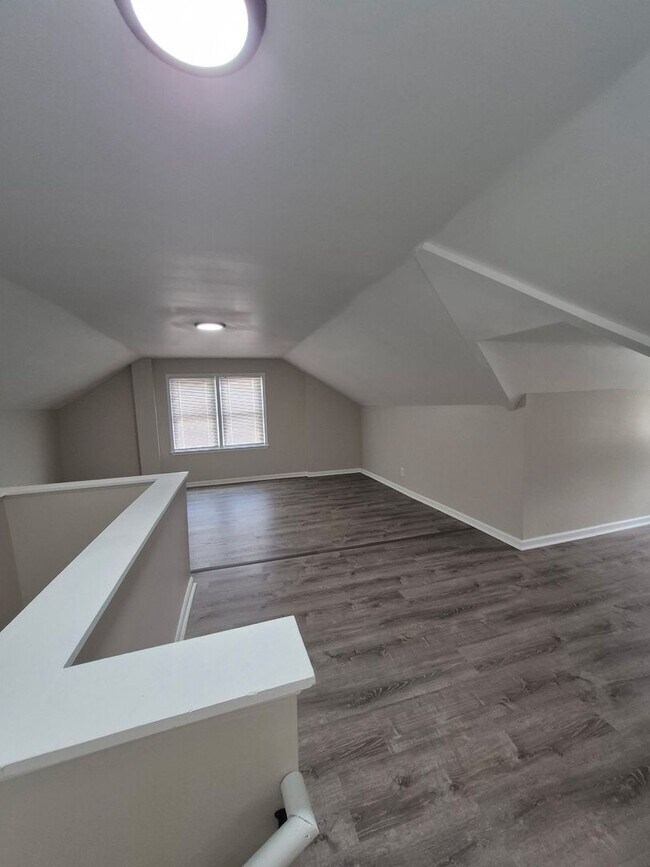 Building Photo - Updated 3-Bedroom Home – We Welcome Sectio...