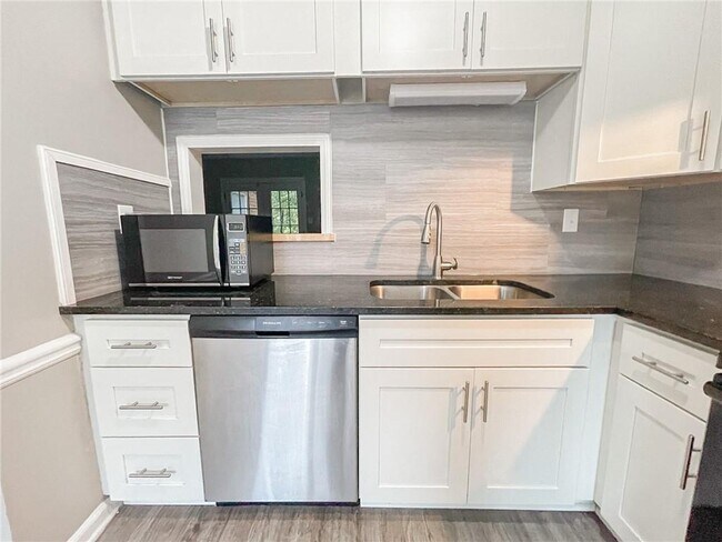 Foto del edificio - 774 Yorkshire Ln NW