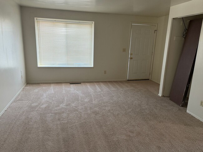 Foto del edificio - Three Bedroom/One Bath Home In Huber Heights Located On Quiet Cul-de-sac