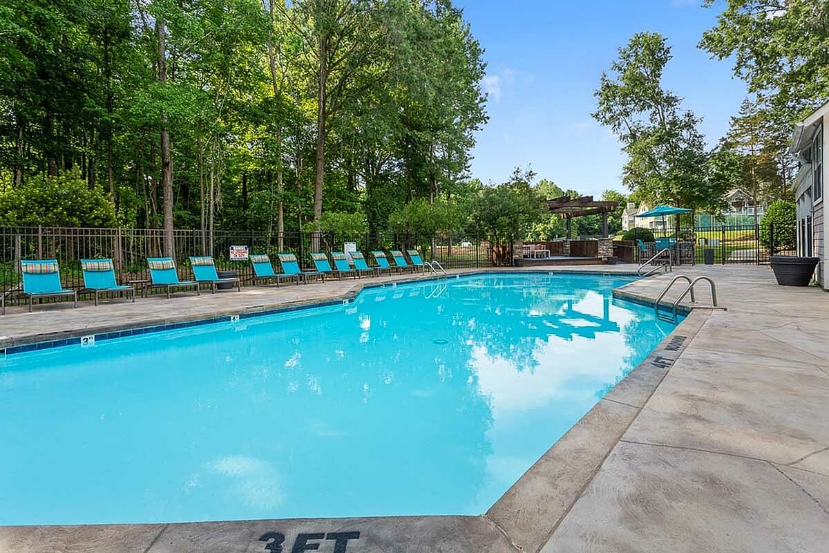Piscina estilo resort en Park at Oak Ridge Apartments en Greensboro, Carolina del Norte - Park at Oak Ridge
