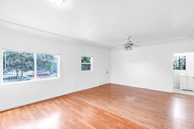 Building Photo - 321 E 84th St