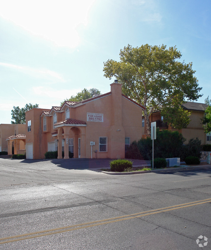 Building Photo - Bartlett TownHouse